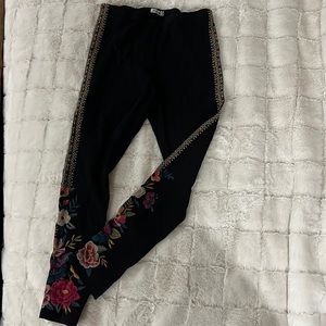 Johnny Was embroidered leggings size small